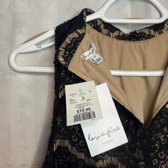 Women's Sleeveless Lace Top - Picture 4 of 4